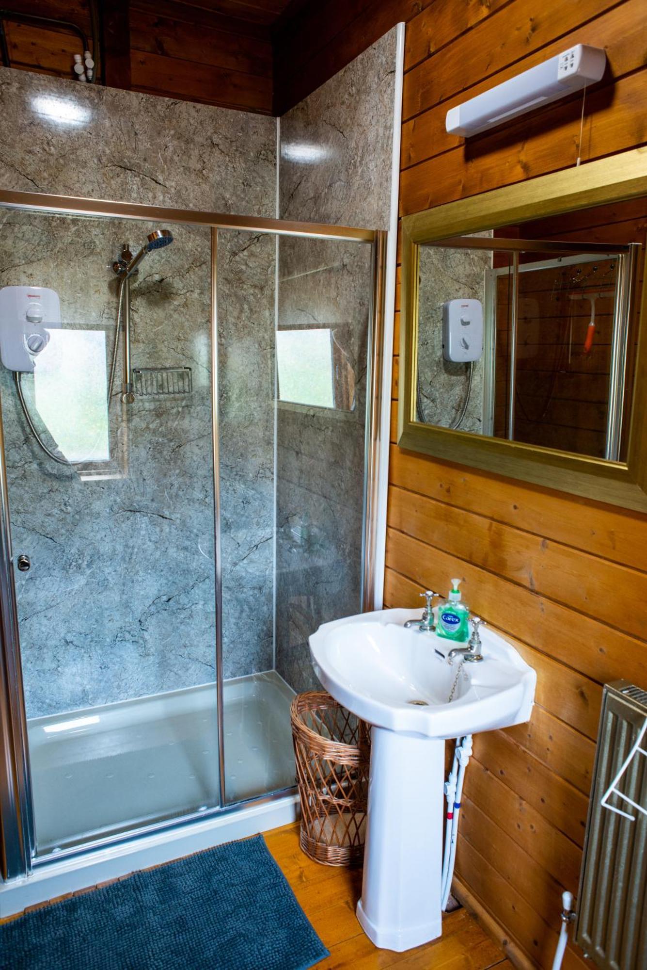 Cherry Cabin - Little Log Cabin In Wales Bettws Cedewain Экстерьер фото