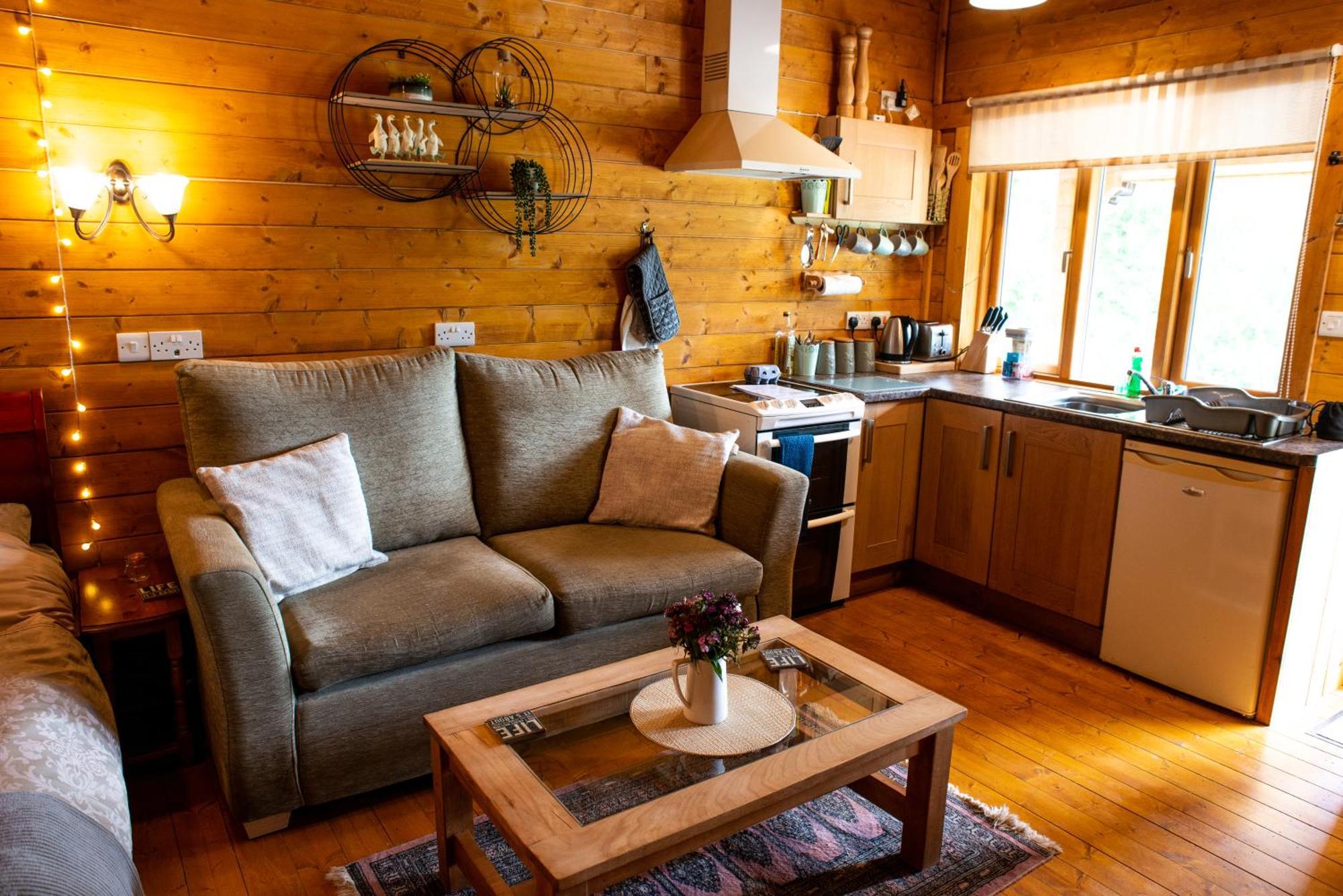 Cherry Cabin - Little Log Cabin In Wales Bettws Cedewain Экстерьер фото