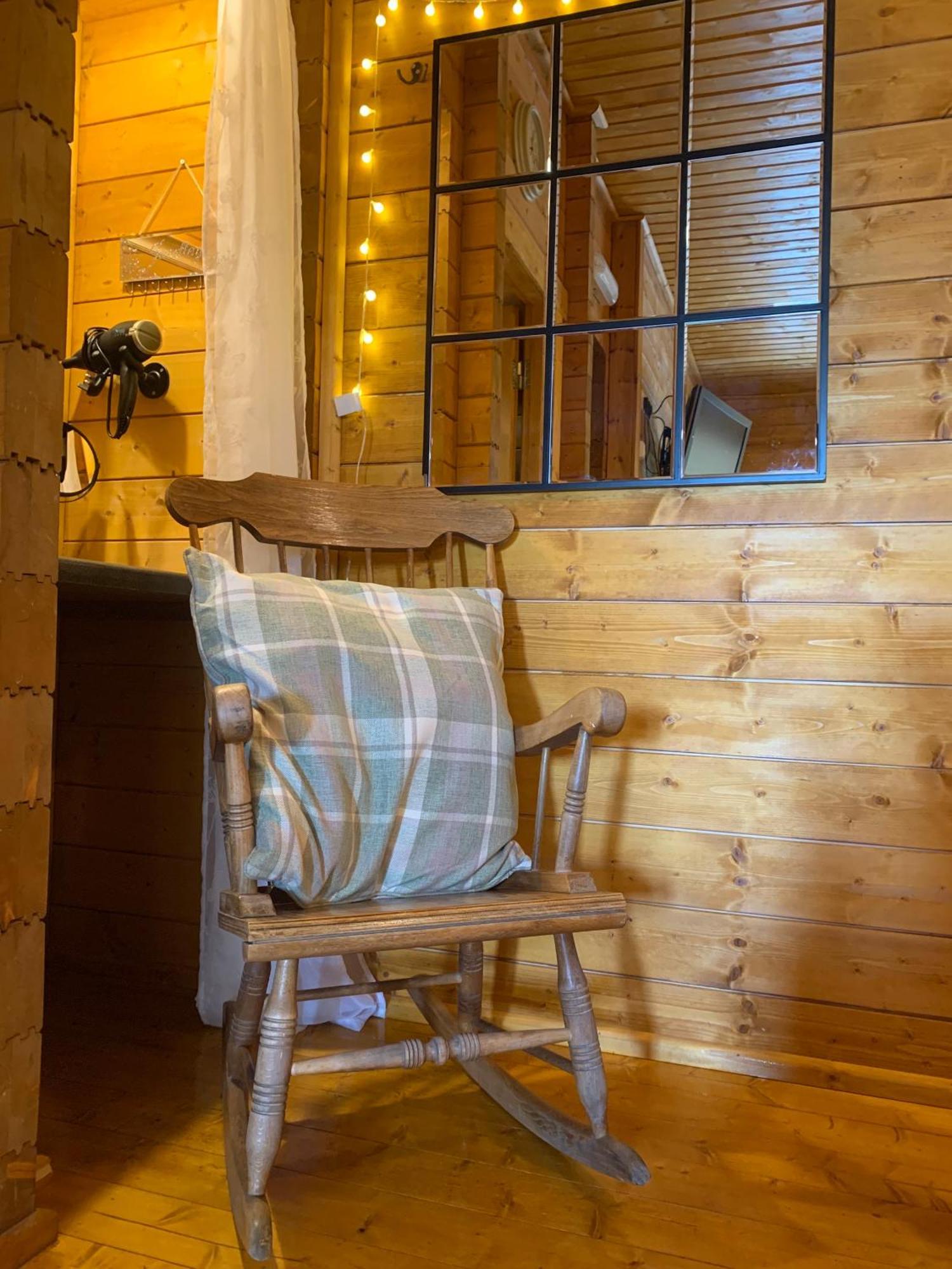 Cherry Cabin - Little Log Cabin In Wales Bettws Cedewain Экстерьер фото