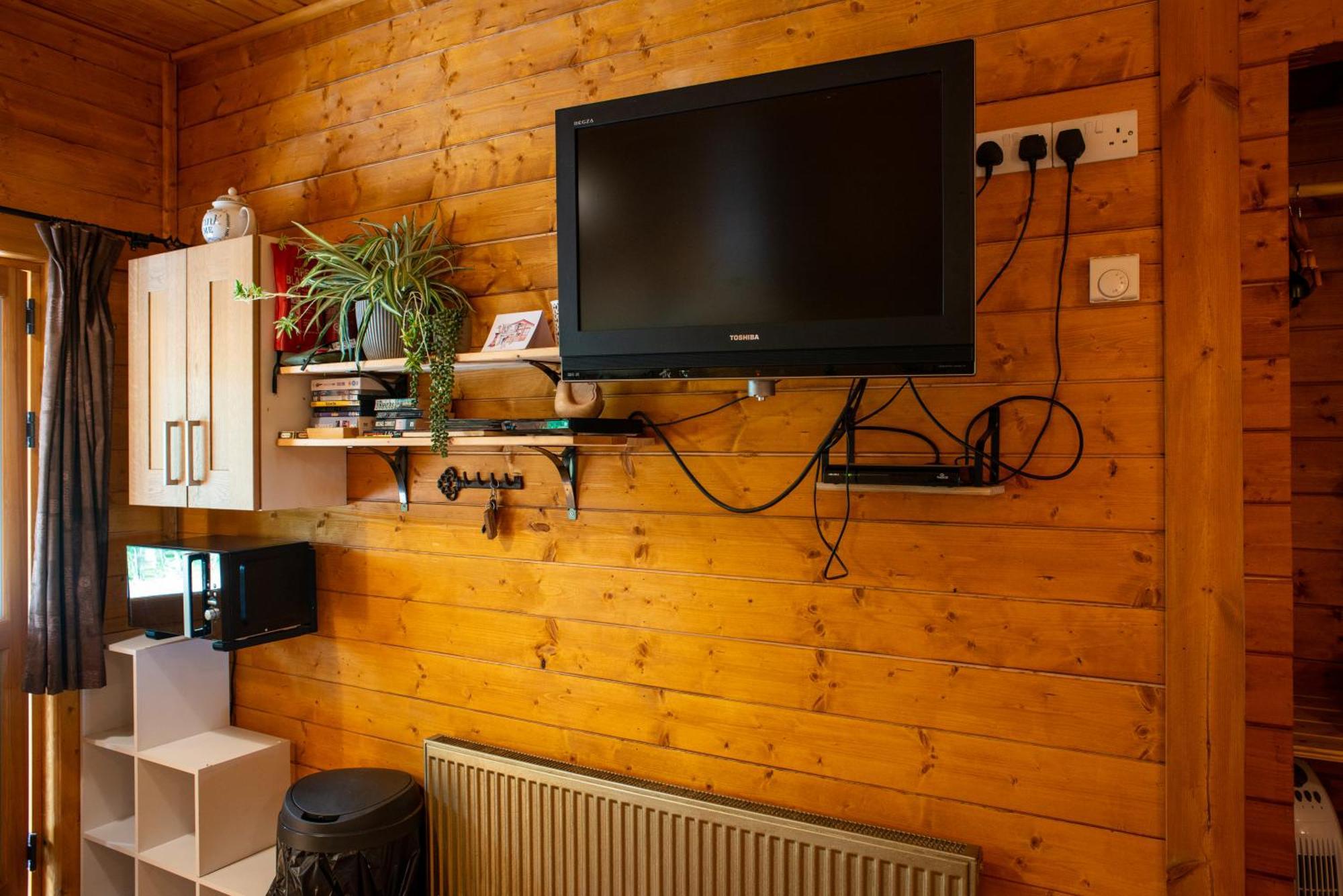 Cherry Cabin - Little Log Cabin In Wales Bettws Cedewain Экстерьер фото