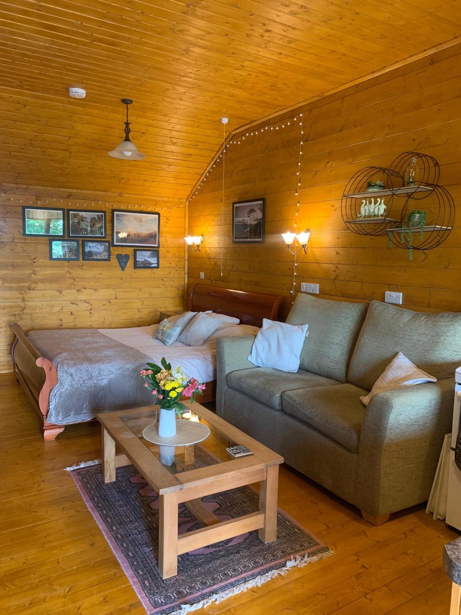Cherry Cabin - Little Log Cabin In Wales Bettws Cedewain Экстерьер фото